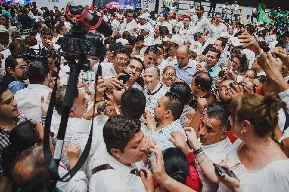 Alonso_Blancas's tweet photo. ¡Impresionante recepción al próximo Presidente de México José Antonio Meade en Torreón, Coahuila! Más de 10 mil mexicanos se reunieron para apoyar a #ElMeroMero. ¡Gracias a todos por su entusiasmo!
#VamosAGanar
#MeadePresidente
#YoMeroConMeade
#ColosioMapimi https://t.co/f9DMEeSAFH