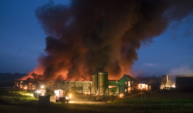 Heuvelrugse brandweerkorpsen ingezet bij zeer grote brand Wijk Bij Duurstede HEUVELRUG De brandweerkorpsen van Amerongen, Doorn en Leersum zijn vannacht ingezet bij een zeer grote brand aan de Rijndijk in Wijk Bij Duurstede.  Door nog... twib.in/l/5j9gRjeb9kXB