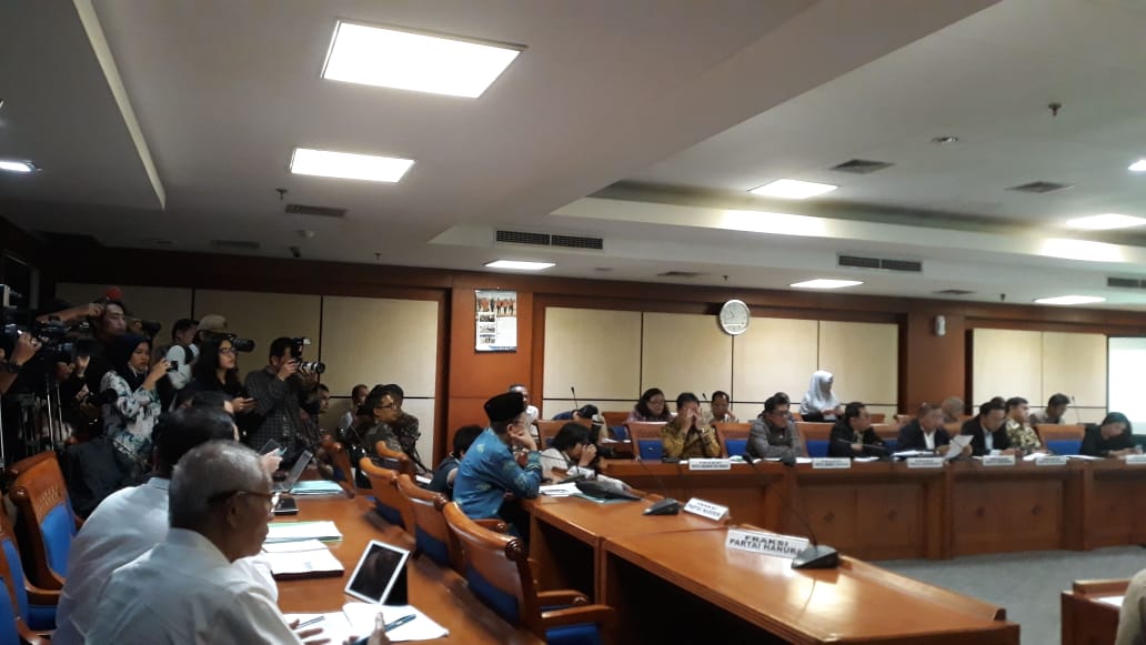 IDNTimes's tweet photo. Tim perumus sudah menentukan definisi dari terorisme untuk dimasukan dalam RUU. Fraksi Demokrat menginterupsi agar yang disampaikan oleh Tim perumus ditampilkan dalam slide #IDNTimesNews https://t.co/ry0Qko9xvf