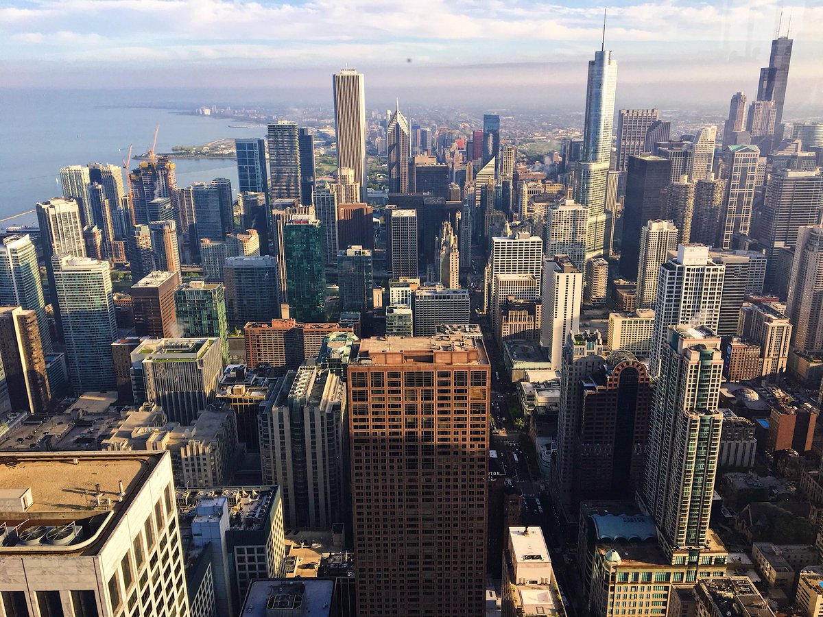ATurtlesLife's tweet photo. Loving the views from the @360chicago! Gorgeous evening for a great view of #Chicago! #360SkyGuide #360Tilt #MomBlogTourFF https://t.co/iD7gzX41nB