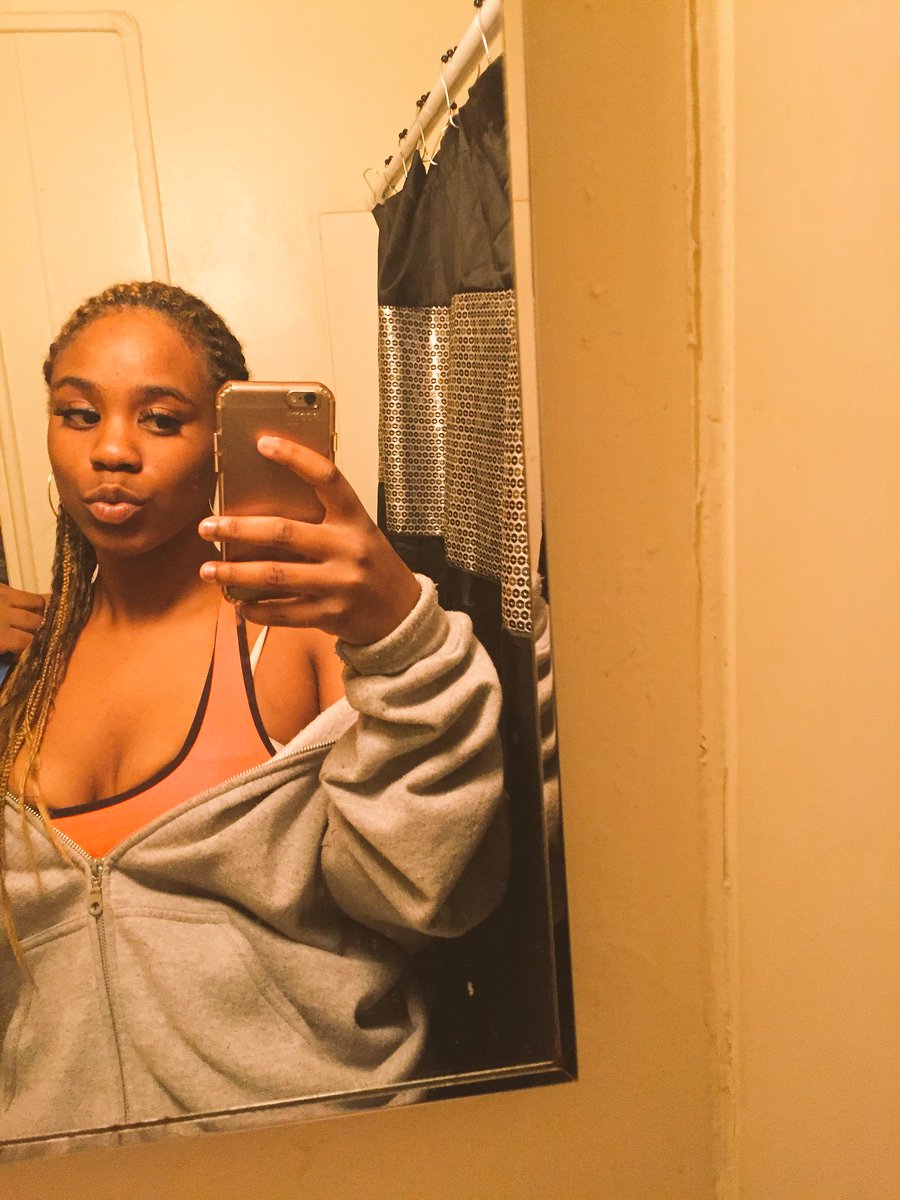 QueenDoraa17's tweet photo. Chillin 💋 as always https://t.co/JsKozzScUM