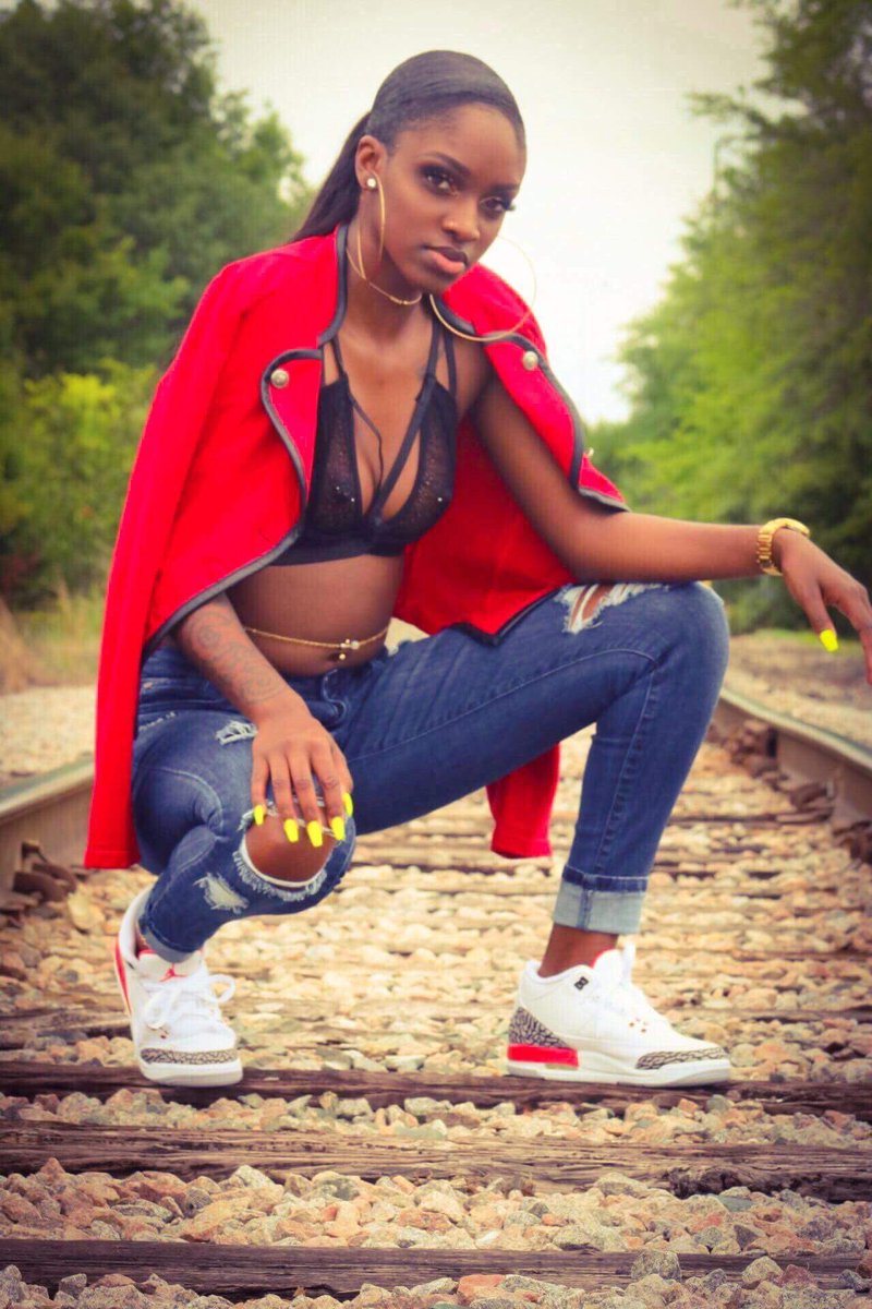 prettibrwneyess's tweet photo. #SingleBlackTwitter π
(ππΎ that crease in my shoe) π https://t.co/o4lyOClx1N