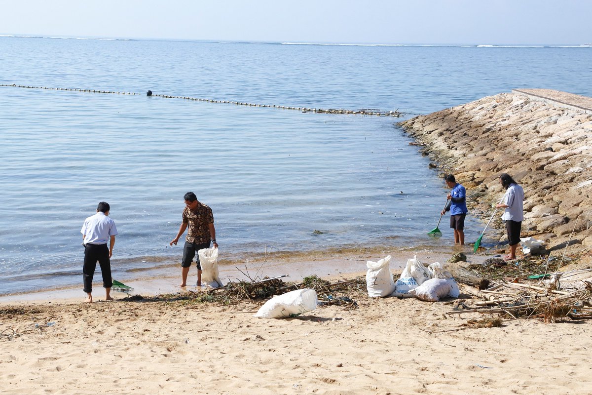 masjokoswt's tweet photo. GOTONG ROYONG MEMBERSIHKAN PANTAI #KurangiSampahmu #BeatPlasticPollution #DariBalikLensa @DariBalikLensa @Ditjen_PSLB3 https://t.co/FO0lSLrqxj
