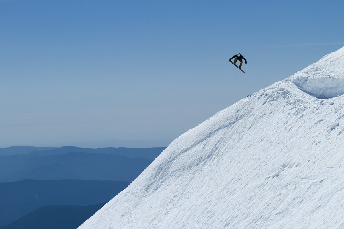 rileybathurst's tweet image. Just wrapped up shoot the #PacofocNorthQuest with @snowledge_co with @StenersB taking this split board Back 3 tail over Oregon #snowledgeispowder