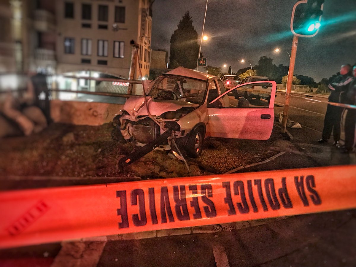 LimaCharlie1's tweet photo. Earlier Fatal MVC, Durban Rd Kenridge. 1 fatality and 1 pt with serious injuries transported to hospital by @WCHEMS. Expect delays. #Rescue
@_ArriveAlive @FatalMoves @EWNTraffic https://t.co/1LhUMk0o2O