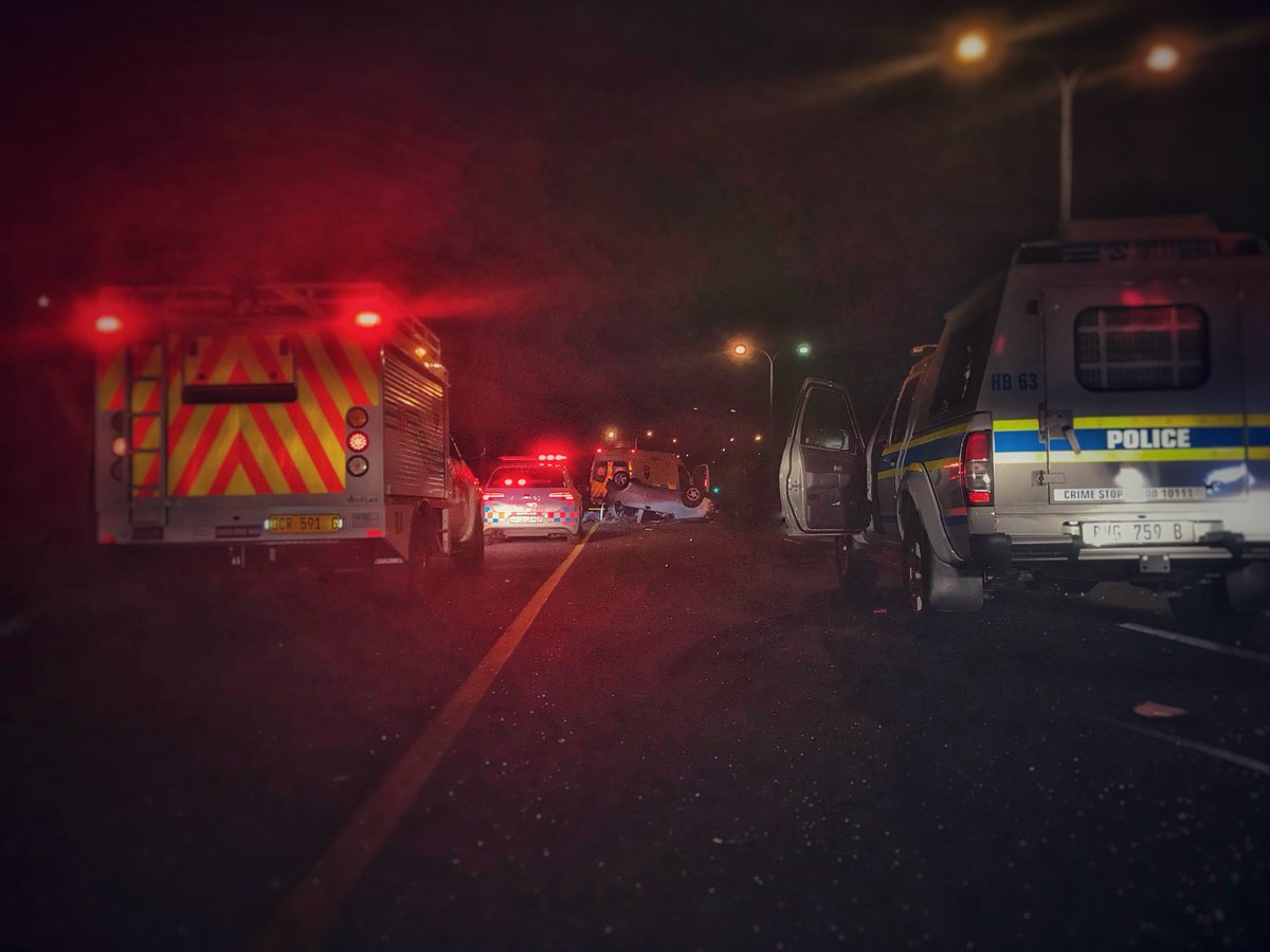 Fatal MVC, Carl Cronje dr Bellville. 2 fatalities. 1 pt transported to hospital with Critical injuries, 1 with minor. 
#SeatbeltSavesLives 
Expect delays- Road Closures at Tyger Waterfront.