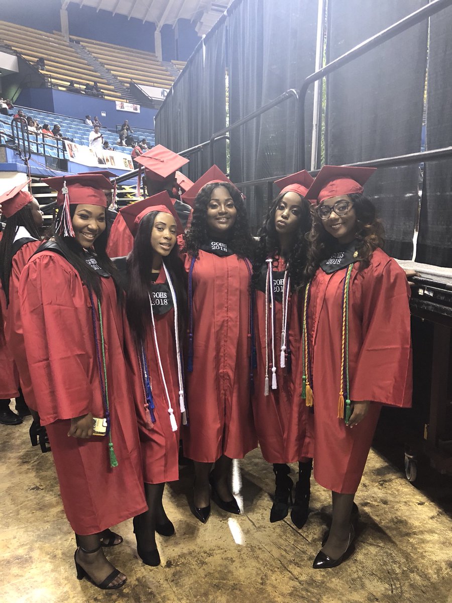 tinycuteaf's tweet image. May 21✅
Top 5 of my class✅
3.5 GPA✅
C/O 18 #GOHS finally done #FutureJag #SU22 #WeAreSouthern