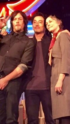 DCarsil26's tweet photo. Steve sabe. #TheWalkingDead #TWDFAMILY #Melissamcbride #NormanReedus #mcreedus https://t.co/Z1foHfzVIZ