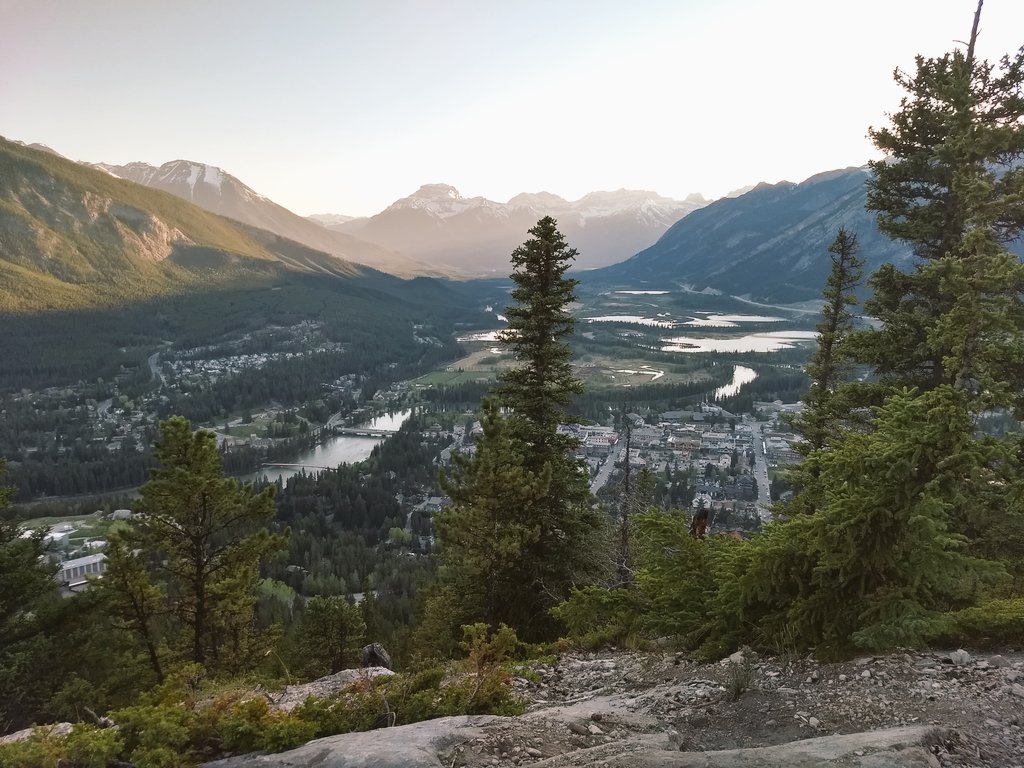 emmAuthentic's tweet photo. A little Tuesday night hike. It's been three weeks and I still walk around like 😮, I can't believe I live here. #tunnelmountain #tunnelvision https://t.co/4FkX2hYbk1