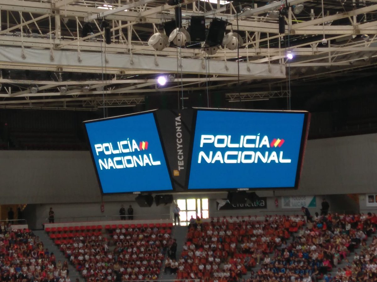 policia's tweet photo. Hoy los escolares de #Zaragoza han  salido del aula para conocer a nuestras unidades especiales 🐕🐎🚨🚔 ¡¡Esta es tu Policía!! https://t.co/diOOw2OTYQ
