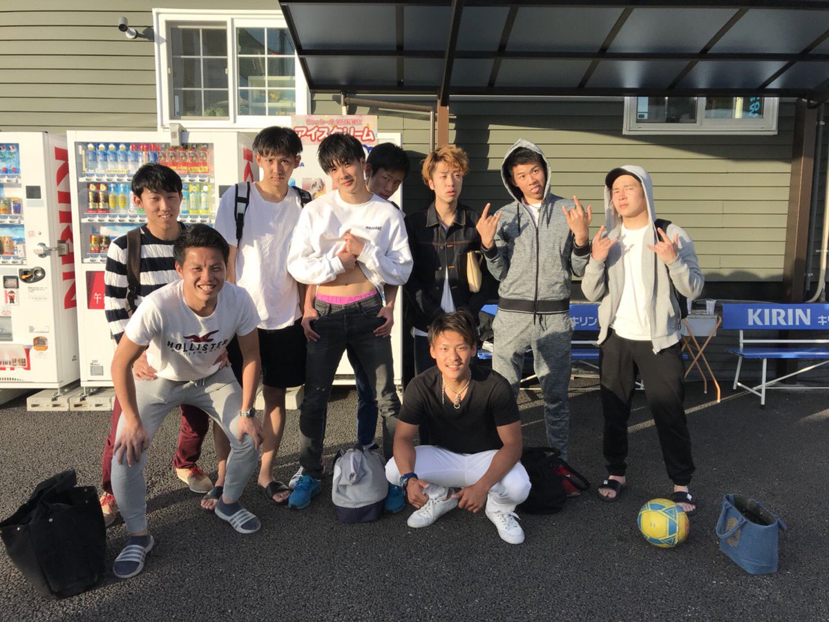 FCwarriors1's tweet photo. ✔5/20 海老江PREMIUM CUP
5チームによる大会で予選を2勝1敗1分で得失点差により3位でした😭トーナメントでは4位と対戦しPKでトータル3位という結果に終わりました！次回は27日の大会で優勝し返り咲きたいです！チーム一同頑張ります！！
#fcwarriors #futsal  #soccer #fight https://t.co/bEljxfZq7c