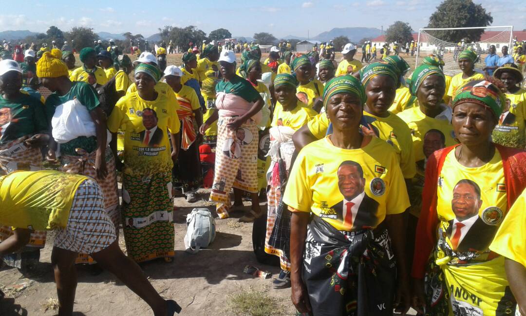 ManicaPostZim's tweet photo. JUST IN:President in Marange championing development. https://t.co/XUTONeoSBz @diamond1038FM https://t.co/Bfcrr39UhL
