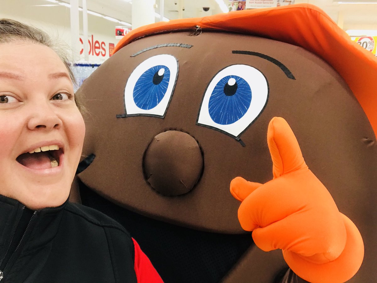 TheNightFlower's tweet photo. THERE IS A GIANT #FRUCHOC AT WORK!! HE IS POSING FOR #SELFIES AND GIVING OUT FREE #MENZFRUCHOCS ASDFASDF 😍 https://t.co/9LFYXlicHy