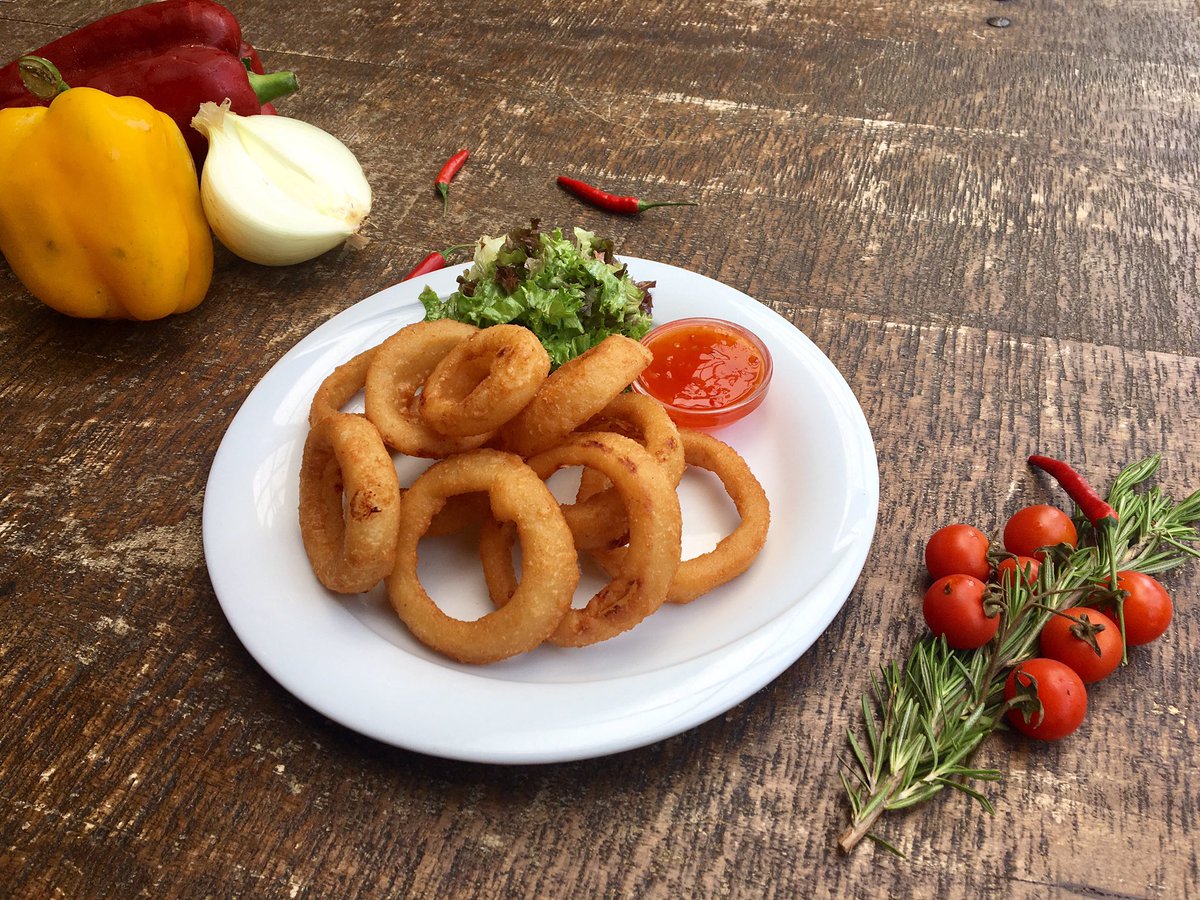 Special app - onion rings served with a mixed leaf salad &amp; sweet chilli sauce
#marbella 
#marbs 
#puertobanus
#marbellafood 
#marbellalife 
#marbellalifestyle 
#foodies
#takeawayfood 
#takeaways
#takeawaymarbella
#fooddelivery
#drinkdelivery
#drinksdelivery
#burgerdelivery