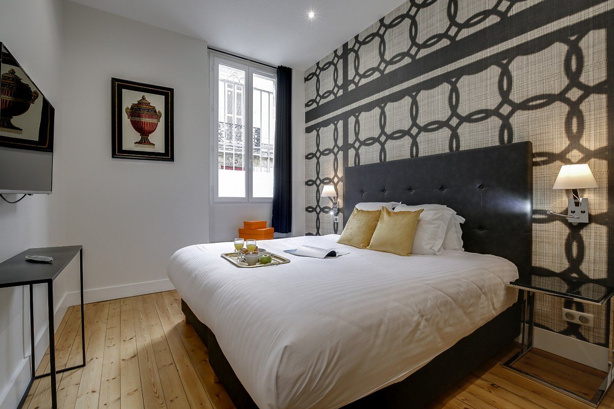 Guesthouse Château La Louvière 🔑 A ground floor room that offers the perfect luxury set up for two on a romantic escape to Bordeaux ❤️️ -->  goo.gl/jY3UPQ #bordeaux #luxurylifestyle #travel #bordeauxcity