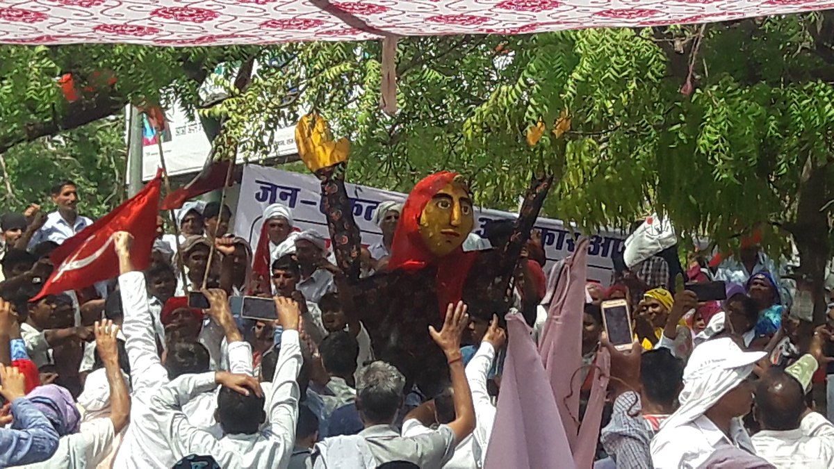 nikhilmkss's tweet photo. "Pol khol - halla bol !" To mark four years of #ModiGovernment . To call for an end to these "ache din" . To save #mgnrega #foodsecurity #RTI #Constitution #Democracy . And bring an end to #companyraj #cashlessatms &amp; #cashlesshomes #unemployment , #oppression &amp; #fear and .. https://t.co/SiQ1jxboh7