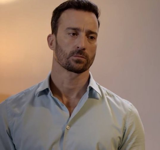 Pablo Guzmán, amigo de Mónica Peña desde hacía años, aparece en la vida de su amiga en la peor etapa personal que ella estaba atravesando.
¿Qué te ha parecido la actitud de Pablo con Mónica?¿Qué opinión tienes sobre este personaje?
#FelizMiércoles <a href="/PabloPuyol_/">Pablo Puyol</a> #serie <a href="/canalsur/">CanalSur</a>