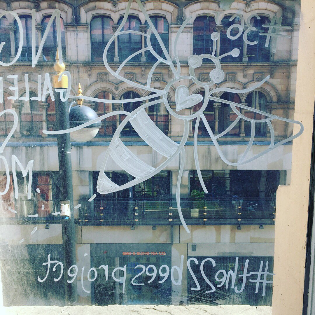 TheNqGallery's tweet image. Thank you @22BeesProject 
@signedbyjen for spreading their bees &amp;amp; love around Manchester! We 💛 our bee. design on our 🐝 window here on the 2nd flr of @Afflecksfox to remember the 22 that lost their lives! If u look up from Church Street you can see it 🐝💛#the22beesproject