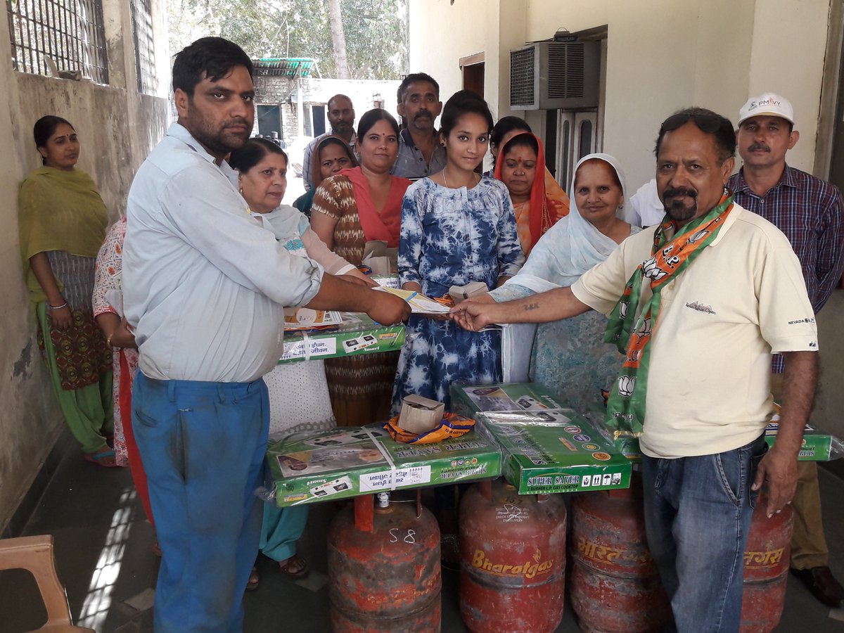 tawigass's tweet photo. EXTENDED PMUY gas connection given by TAWI GAS to sc/st women https://t.co/9sFma0QGpV