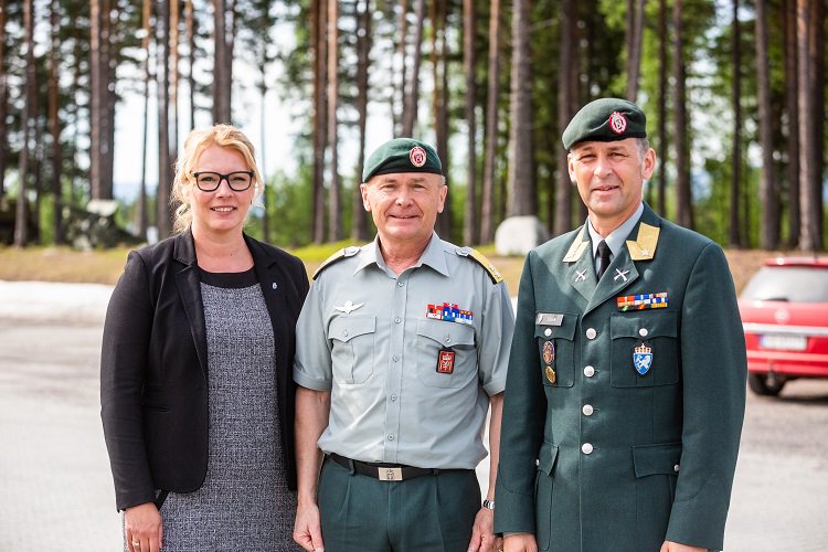 Merkedag for <a href="/Forsvaret_no/">Norwegian Armed Forces | Forsvaret</a> . Ny simulator klar til bruk for våre soldater. Godt samarbeid mellom <a href="/FMateriell/">Forsvarsmateriell</a> Forsvarets forskningsinstitutt og <a href="/Forsvarsbygg/">Forsvarsbygg</a> gjør det mulig. Foto: Frederik Ringnes/Forsvaret
