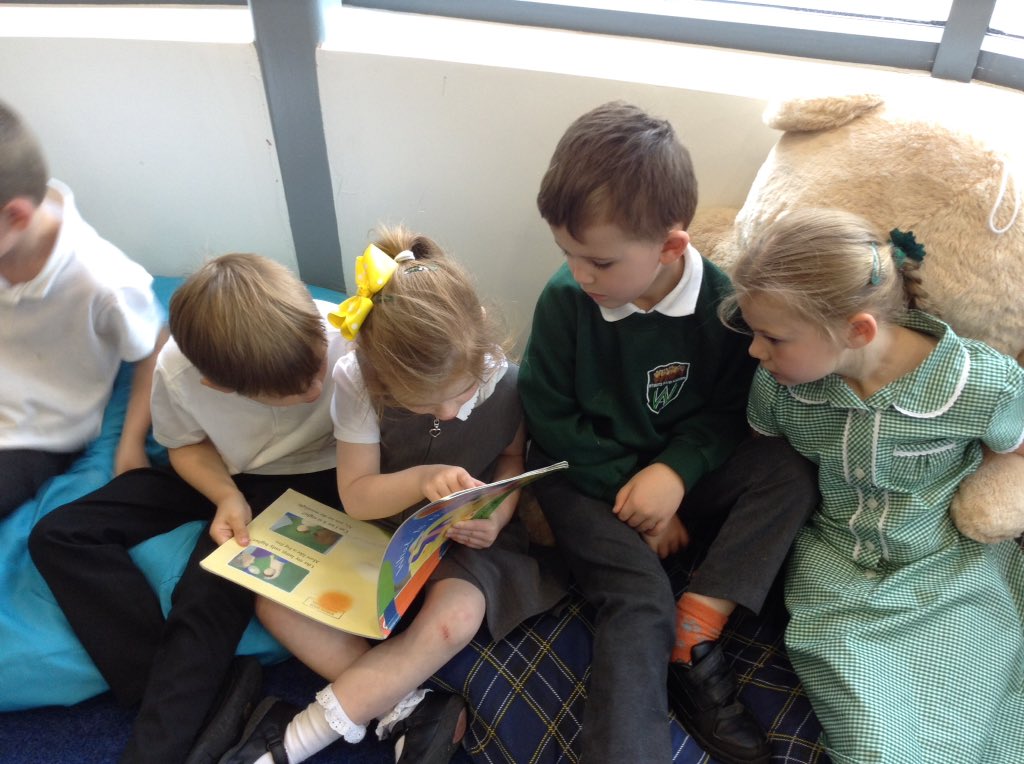 WybersWoodEYFS's tweet image. Enjoying sharing a book during library time #wybersreading #eyfsreading