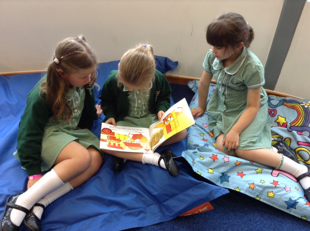 WybersWoodEYFS's tweet image. Enjoying sharing a book during library time #wybersreading #eyfsreading
