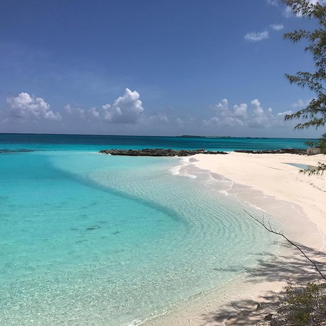 TheExumaDream's tweet photo. No caption required π¦π΄
β’
πΈ: @traceybreakey
β’
γ»γ»γ»
#dreamdaywednesday #perfect
#morningviews #halouverbeach #exuma #oceanlover #itsbetterinthebahamas #hangovercure #lovinglife #exumablue @grandisleresort https://t.co/5oyrYxbkBi