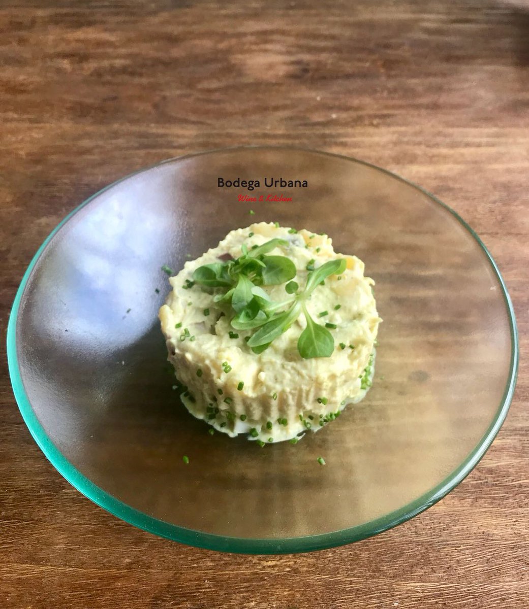 Ensaladilla alemana con crunchy de cebolla, sabor único y original hoy, en Bodega Urbana

#ensaladilla #cebolla #crunchy #menu #lasrozas #europolis #felizmiercoles #menusemanal #plan #vino #vinopersonalizado #wine