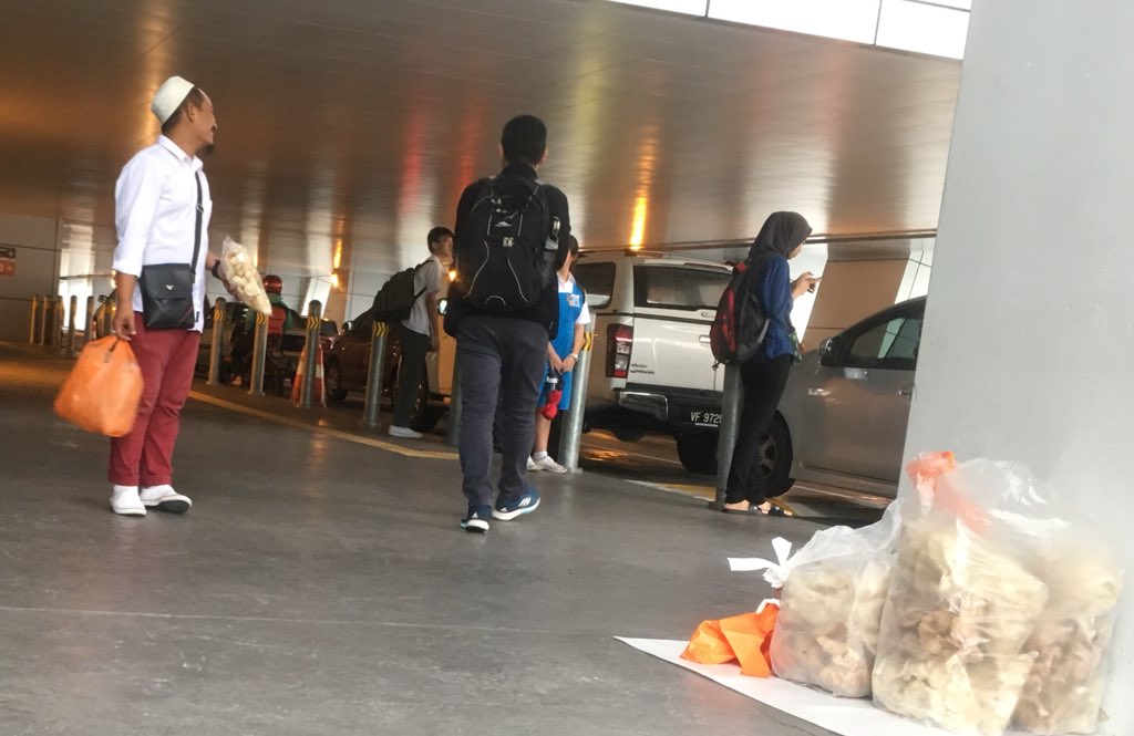 AriffAdlyyy's tweet photo. Kesian juga tgk dia ke hulu ke hilir. Dahlah tak lokek senyum. Moga murah la rezeki brader ni. 

Lokasi: LRT Putra Heights https://t.co/TfN7DXZ498