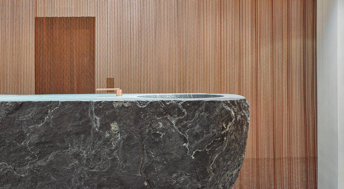 Codina_Arch's tweet photo. Hotel Almhof Schneider en Lech, Austria, un exclusivo hotel que cuenta con un elemento de Codina Architectural: una cortina de cobre, una malla arquitectónica.  https://t.co/kEPx9Ed3Zn https://t.co/SxRFTIjfAu