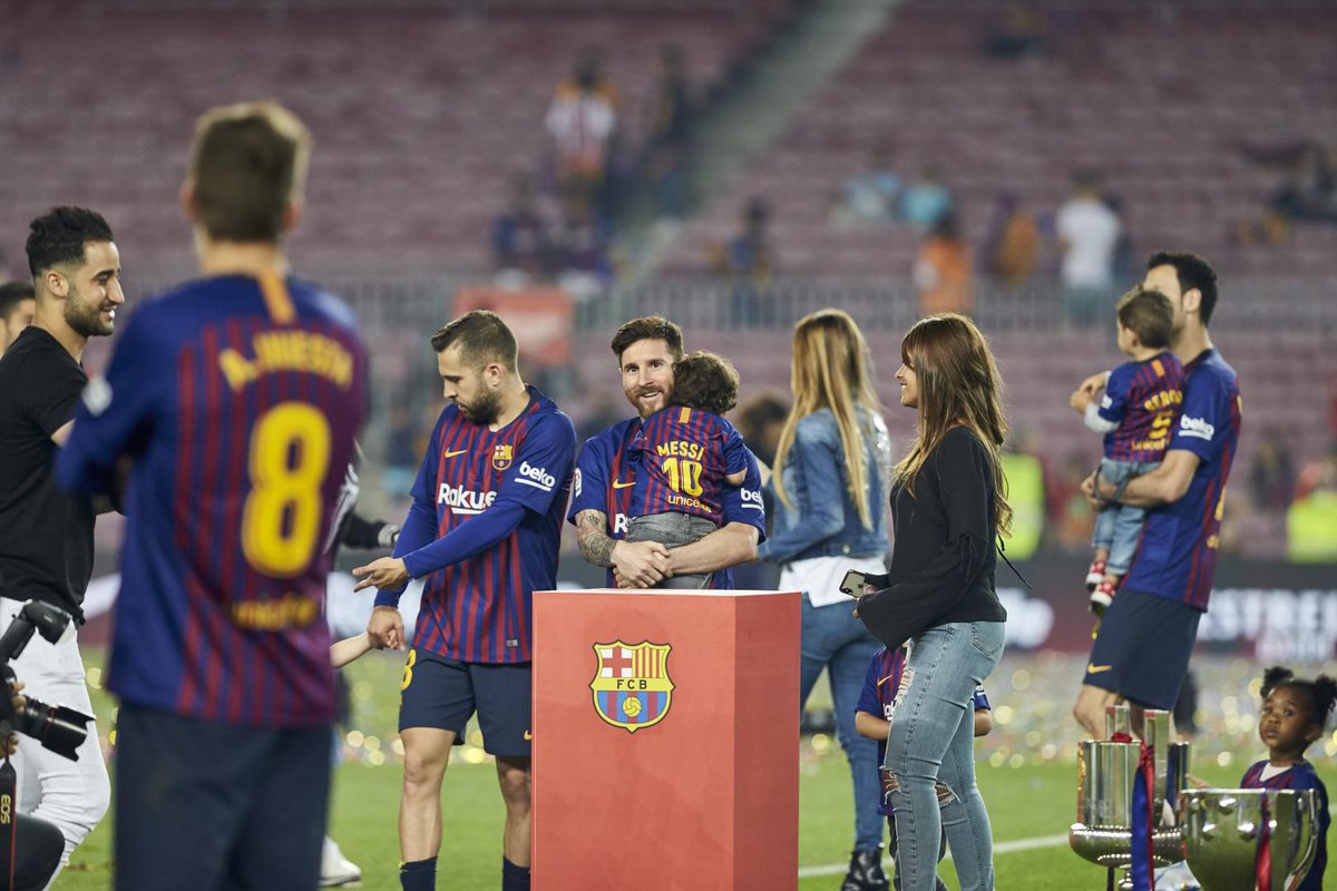 Pequeños 👶 y grandes 🧔 disfrutaron muchísimo de la celebración del doblete y del homenaje a <a href="/andresiniesta8/">Andrés Iniesta</a>.

¿Te lo perdiste? 📽👉 ow.ly/dSZc30k8Gae 👈