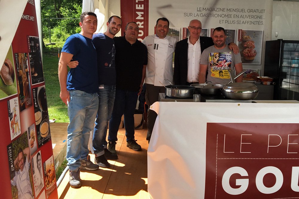 Merci à Claude Novotny (maire de Thiers) <a href="/villedethiers/">Ville de Thiers</a> à <a href="/fredcour/">frederic Coursol</a>, bistrot Ferdinand, traiteur Cdelicieux et à Christophe Raoux, chef du Peninsula Paris d'avoir partagé un moment de convivialité sur notre stand à <a href="/coutellia/">Coutellia</a> #partage #gastronomie