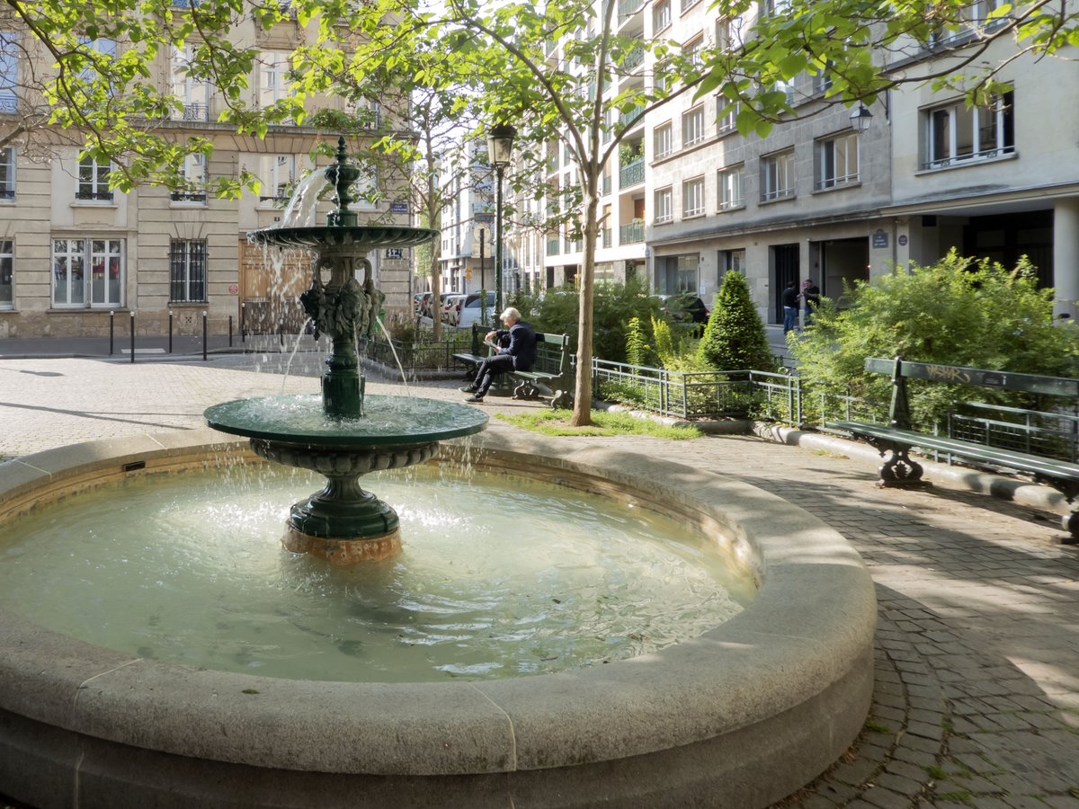 TomReevesParis's tweet photo. The #French #LikeToRead - a man reads a #book at #placeDeLEstrapade. https://t.co/olIqN4cNB3