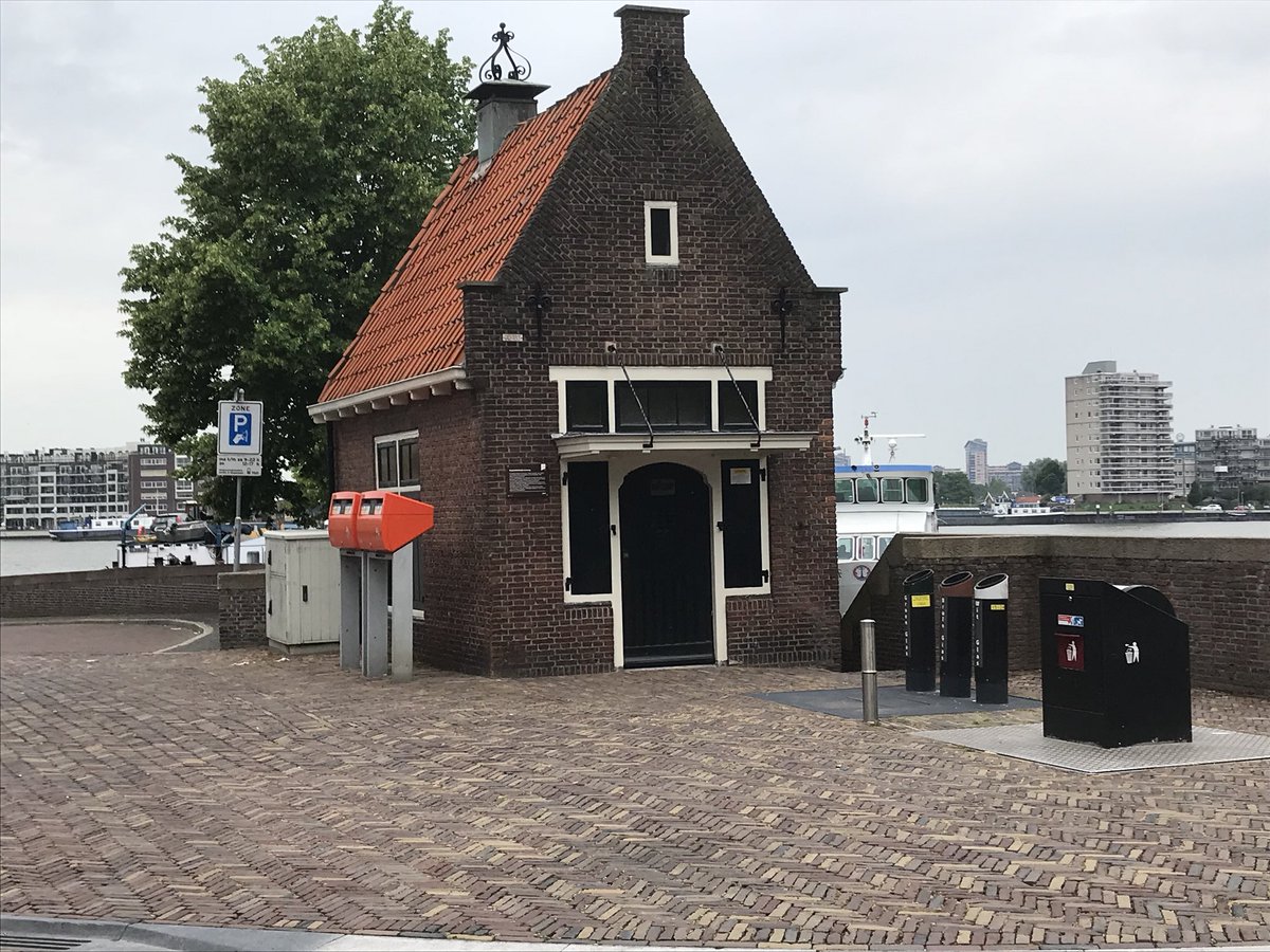 pietsleeking's tweet photo. Op initiatief van het #Buddingh genootschap is n infobordje geplaatst bij t #brugwachtershuisje bij de #Leuvebrug waar C.Buddingh’ gewerkt heeft. https://t.co/7mrZIA1wg1