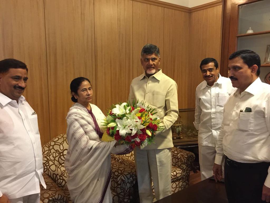 ncbn's tweet photo. Met with @MamataOfficial &amp; Mayawati ji at the swearing in ceremony of @hd_kumaraswamy as Karnataka's CM. We're here to strengthen the regional parties and will work together to protect and promote national interests. https://t.co/OuSwgnt6zx