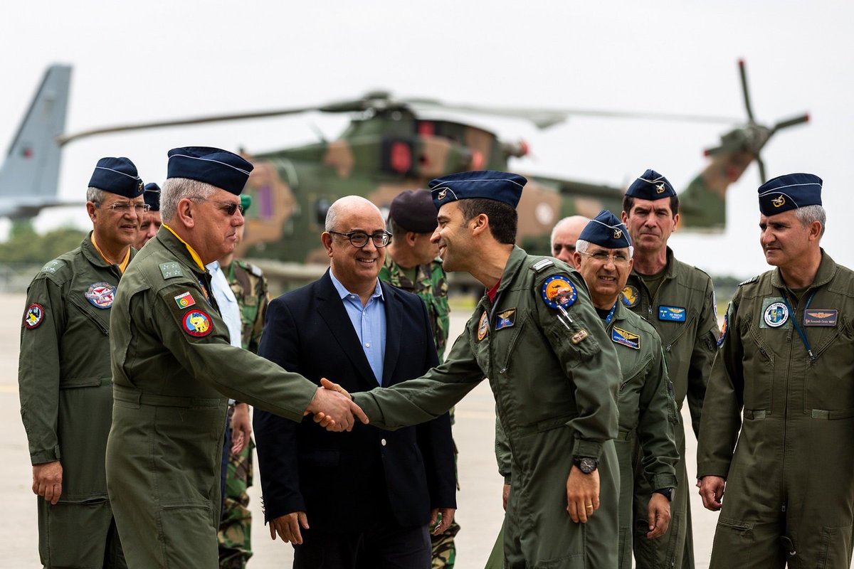 EUDefenceAgency's tweet photo. Successful Distinguished Visitors Day yesterday @EDA #helicopter exercise #HotBlade @Beja Airbase attended by 🇵🇹Minister of Defence José Alberto de Azeredo Lopes, representatives of participating countries &amp; #EDA Director Roland #VanReybroeck #EUdefence https://t.co/gYRPH7xiy9