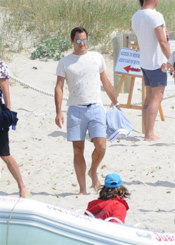 WeAreTennis's tweet photo. Far far away from #RolandGarros, Roger #Federer is on holidays in Ibiza https://t.co/W1Iv7sO7lU