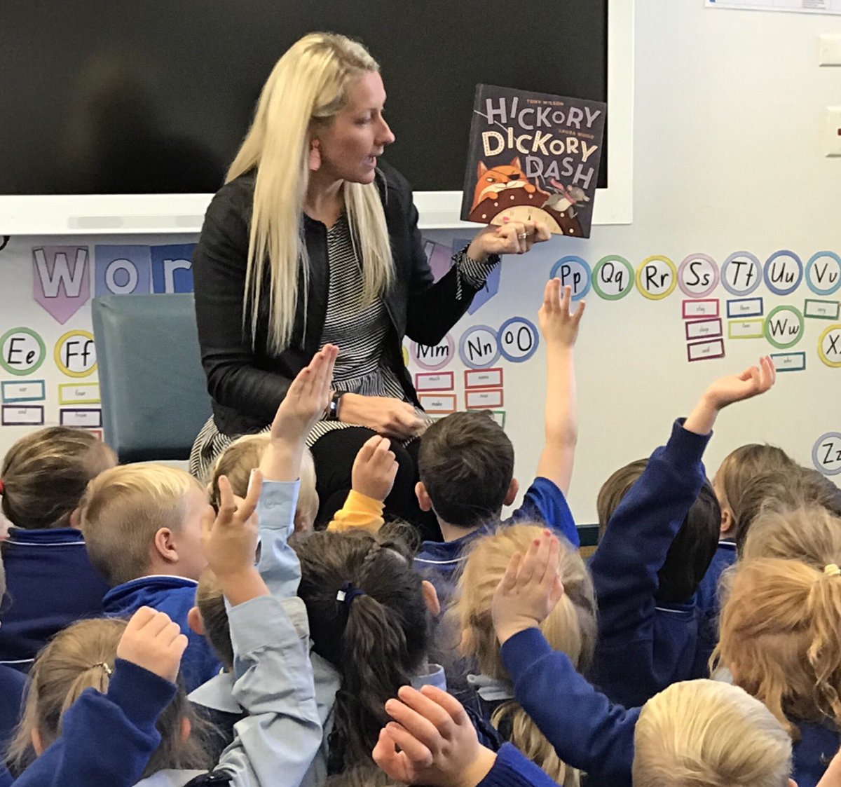 National Simultaneous Storytime was a hit in Kindergarten today! Students and teachers enjoyed sharing ‘Hickory Dickory Dash’. 
#NSS2018 #Kindergarten #reading 
#books #readaloud