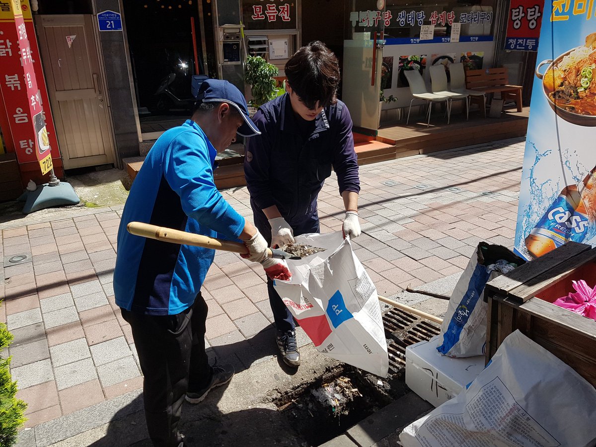 #성남시 #수정구 #신흥1동 

지금 관내 932개소에 달하는 
빗물받이 준설 공사가 진행되고 있습니다!

장마철에 앞서 깨끗히 정비하여
수해를 예방하겠습니다~^^

담배꽁초는 쓰레기통으로!!