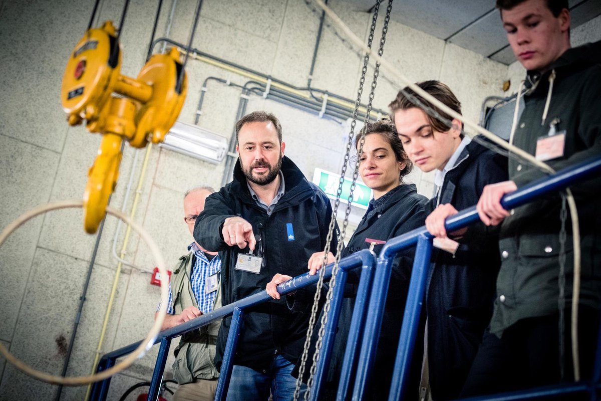 RijksvastgoedNL's tweet photo. Marijn van Zeijl, RVB wateradviseur betrok studenten watermanagement @hsrotterdam bij verduurzamingproject vliegbasis Woensdrecht. Studenten met beste ideeën kregen kijkje achter de schermen op vliegbasis bij de verschillende voorzieningen met water. #kennisdelen #duurzaam https://t.co/XpjMeTFTke