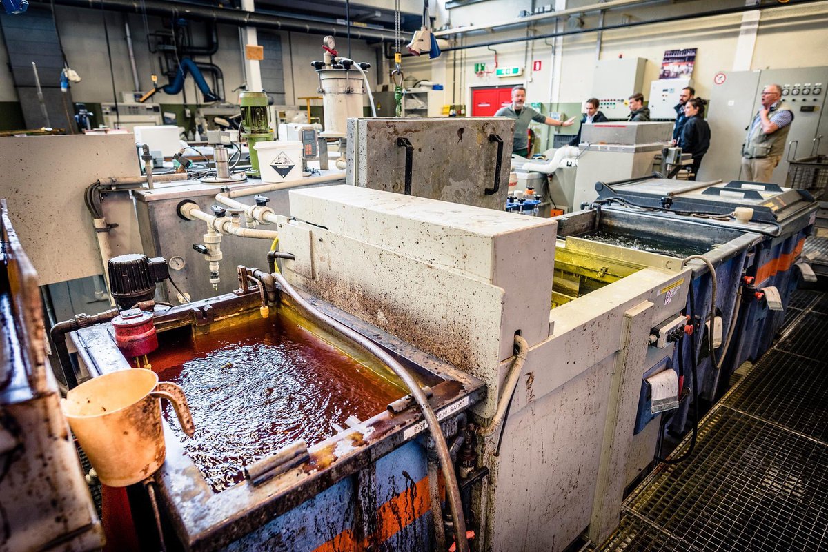RijksvastgoedNL's tweet photo. Marijn van Zeijl, RVB wateradviseur betrok studenten watermanagement @hsrotterdam bij verduurzamingproject vliegbasis Woensdrecht. Studenten met beste ideeën kregen kijkje achter de schermen op vliegbasis bij de verschillende voorzieningen met water. #kennisdelen #duurzaam https://t.co/XpjMeTFTke