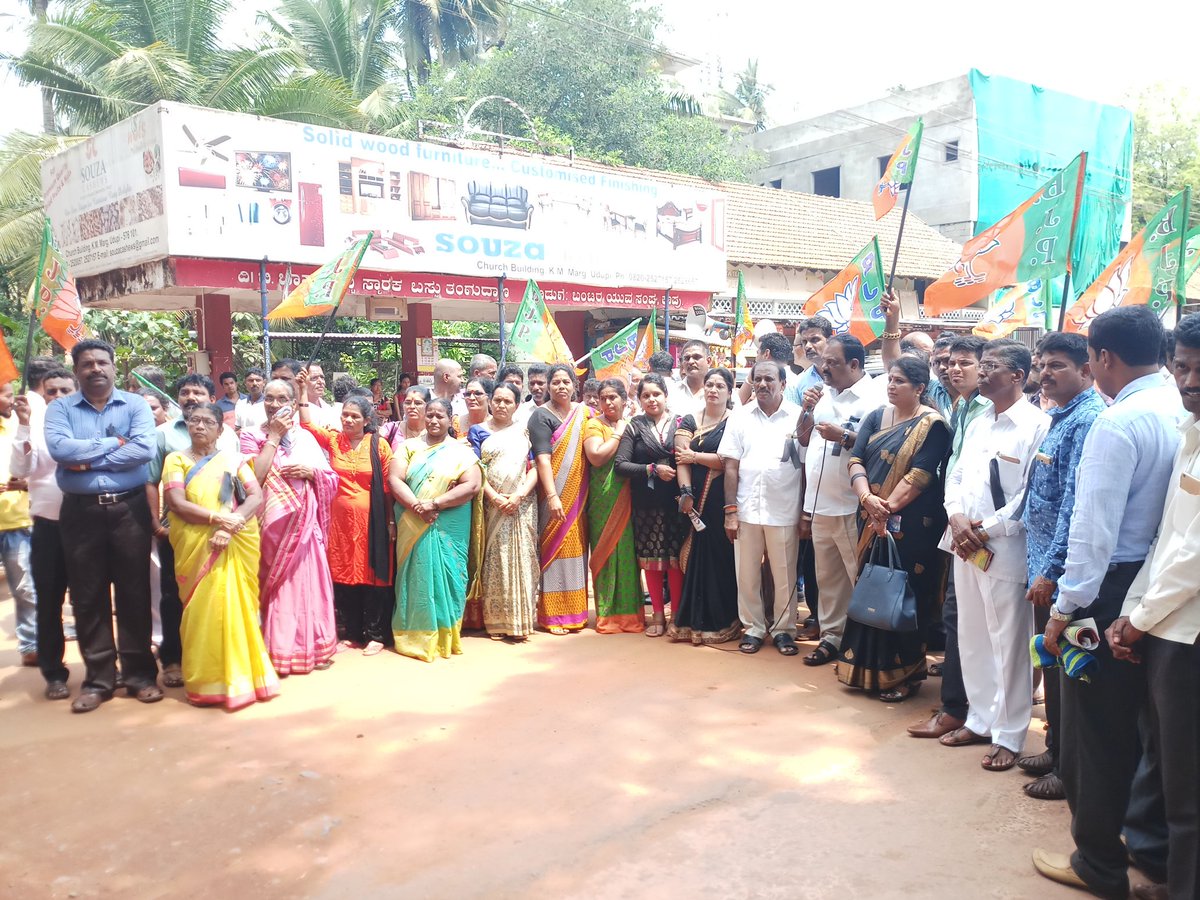 ಕಾಂಗ್ರೆಸ್+ಜೆಡಿಎಸ್ ಅನೈತಿಕ ರಾಜಕೀಯ ಸಂಬಂಧ ವಿರೋಧಿಸಿ ಇಂದು ಕಾಪು ಕ್ಷೇತ್ರದ ವತಿಯಿಂದ ಮಾನ್ಯ ಶಾಸಕರಾದ ಶ್ರೀ ಲಾಲಾಜಿ ಆರ್ ಮೆಂಡನ್ ಅವರ ಮುತುವರ್ಜಿಯಿಂದ ನಡೆಸಲಾಯಿತು. ಈ ಸಂದರ್ಭದಲ್ಲಿ ಕ್ಷೇತ್ರ ಅಧ್ಯಕ್ಷರಾದ ಪ್ರಕಾಶ್ ಶೆಟ್ಟಿ ಪಾದೆಬೆಟ್ಟು, ಶ್ರೀ.ಸುರೇಶ್ ಶೆಟ್ಟಿ ಗುರ್ಮೆ(ಬಿಜೆಪಿ ಜಿಲ್ಲಾ ಉಪಾಧ್ಯಕ್ಷರು) ಉಪಸ್ಥಿತರಿದ್ದರು.