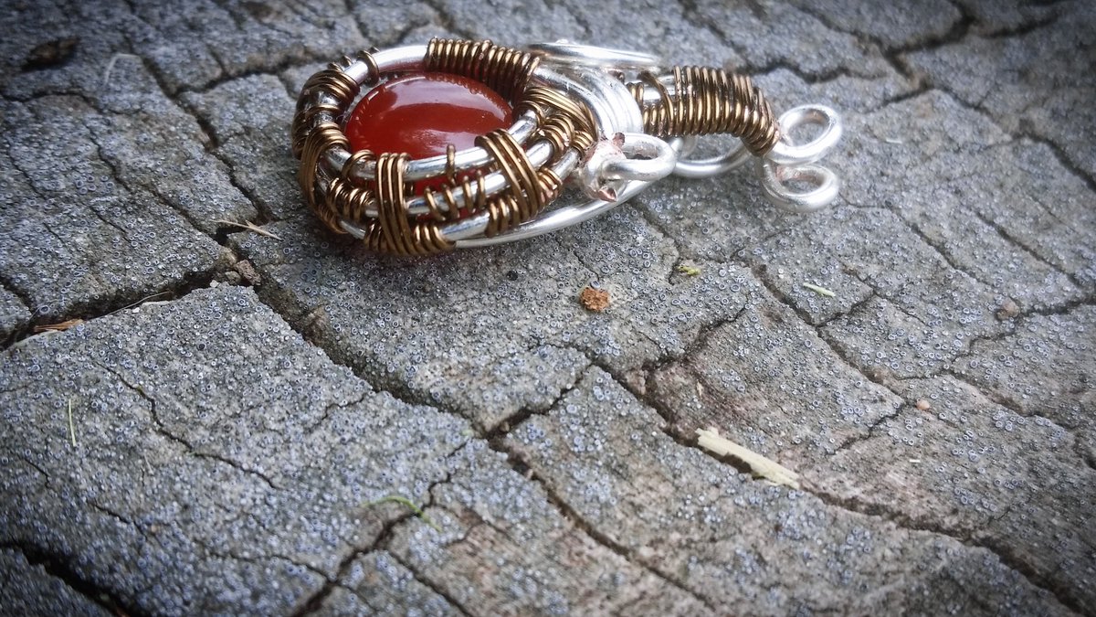 solafidebene111's tweet photo. Wonderful new mini pendant with striped carnelian agate! #carnelian #rootchakra #handmade #ooak #wirewrappeduniverse #wirewrap #healingstones #healingcrystals https://t.co/rxpABvFzIp