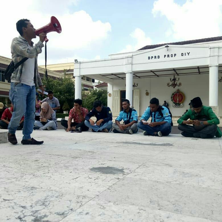 BemDiy's tweet photo. Refleksi peringatan 20 tahun Reformasi dan Hari Kebangkitan Nasional di depan Kantor DPRD DIY. #mahasiswa dari berbagai kampus yg tergabung dalam #forumbemdiy berkumpul untuk menyampaikan tuntutan.
#BemDiy #fbd #bemdiy #HariKebangkitanNasional #Reformasi #20TahunReformasi #22Mei https://t.co/MedYyZ5zpZ