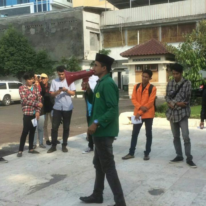 BemDiy's tweet photo. Refleksi peringatan 20 tahun Reformasi dan Hari Kebangkitan Nasional di depan Kantor DPRD DIY. #mahasiswa dari berbagai kampus yg tergabung dalam #forumbemdiy berkumpul untuk menyampaikan tuntutan.
#BemDiy #fbd #bemdiy #HariKebangkitanNasional #Reformasi #20TahunReformasi #22Mei https://t.co/MedYyZ5zpZ