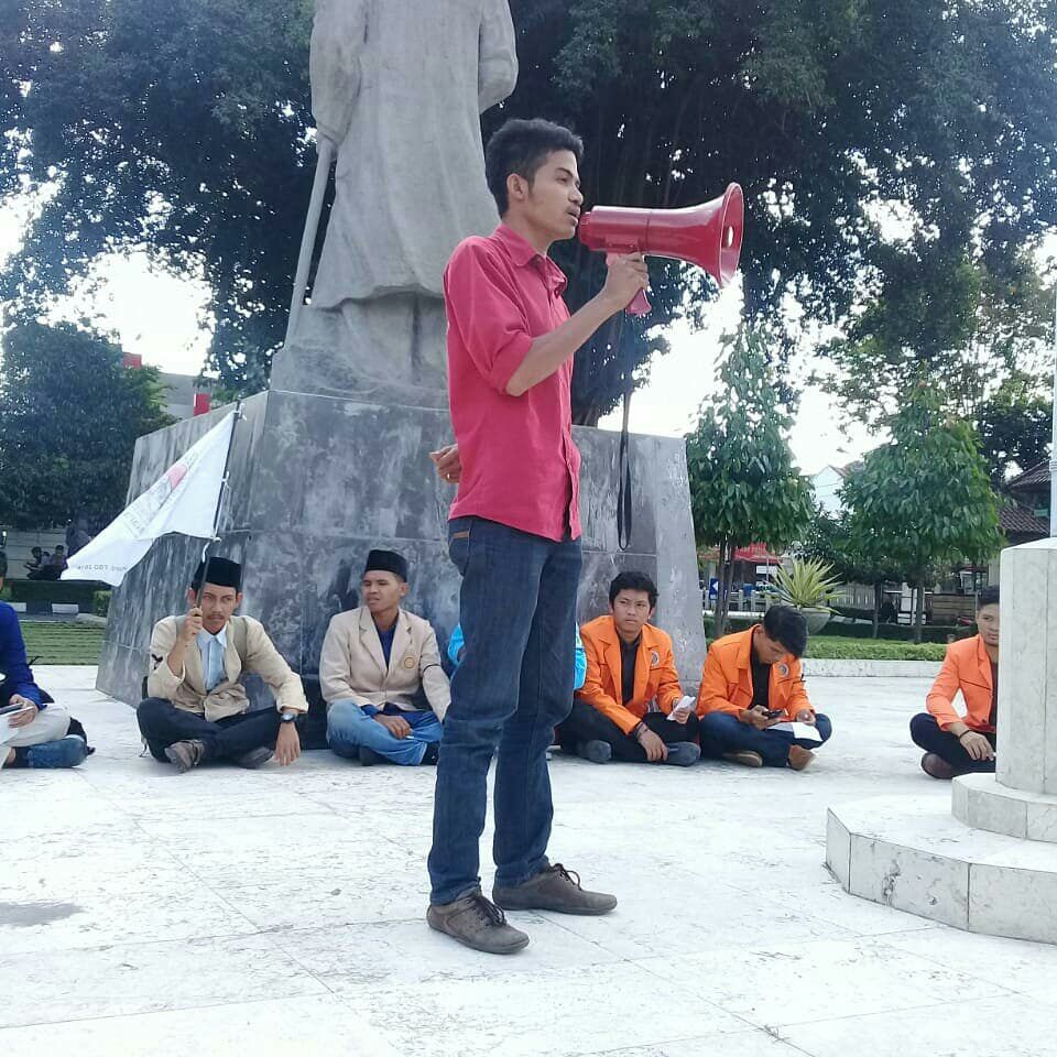 BemDiy's tweet photo. Refleksi peringatan 20 tahun Reformasi dan Hari Kebangkitan Nasional di depan Kantor DPRD DIY. #mahasiswa dari berbagai kampus yg tergabung dalam #forumbemdiy berkumpul untuk menyampaikan tuntutan.
#BemDiy #fbd #bemdiy #HariKebangkitanNasional #Reformasi #20TahunReformasi #22Mei https://t.co/MedYyZ5zpZ