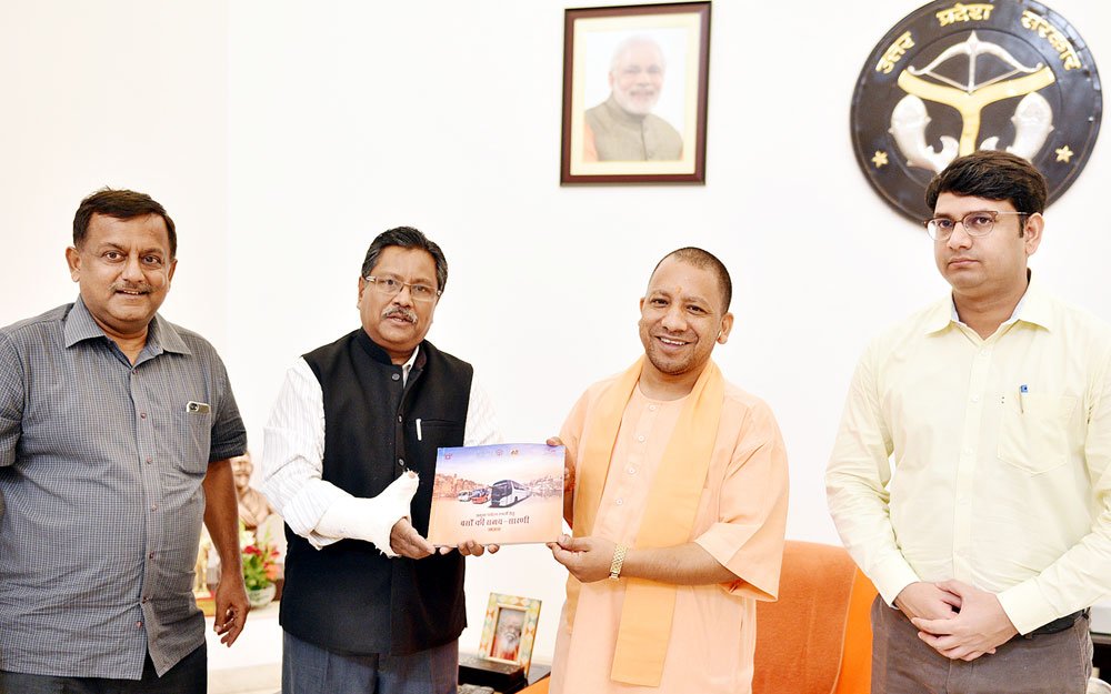 myogiadityanath's tweet photo. आज लखनऊ स्थित सरकारी आवास पर उत्तर प्रदेश के प्रमुख पर्यटन स्थलों के लिए बसों की समय-सारणी से संबंधित बुकलेट का विमोचन किया। https://t.co/37mFjzdN0U