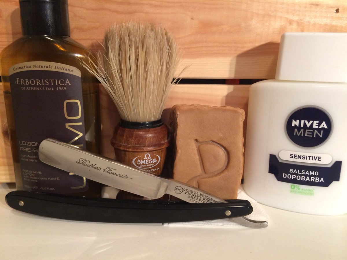 riky_76's tweet photo. A supreme shave with this old Sheffield #straightrazor and the new amazing Drughet soap vodka & black lavender #sotd #wetshaving #vintage #omega #erboristica #drughet #nivea https://t.co/lZ1g5sbGc0