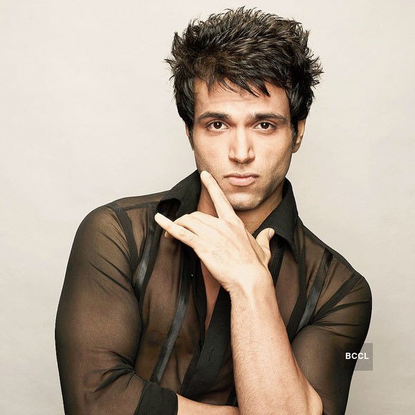 ARuNCHo27306860's tweet photo. Your Favourite TV Star Face off?

RETWEET🔁 - #RithvikDhanjani
Vs
LIKE❤ - #RaviDubey 

#3Dev #3devtrailer
#3DevOn1June #KaranSinghGrover #kunalroykapoor  #EntertainmentKiRaat #ColorsTV #RisingStar2 #ZeeTV #Bollywood @3DevFilm @_ravidubey @rithvik_RD @Iamksgofficial #Raazi #Race3 https://t.co/efBX8mreD7