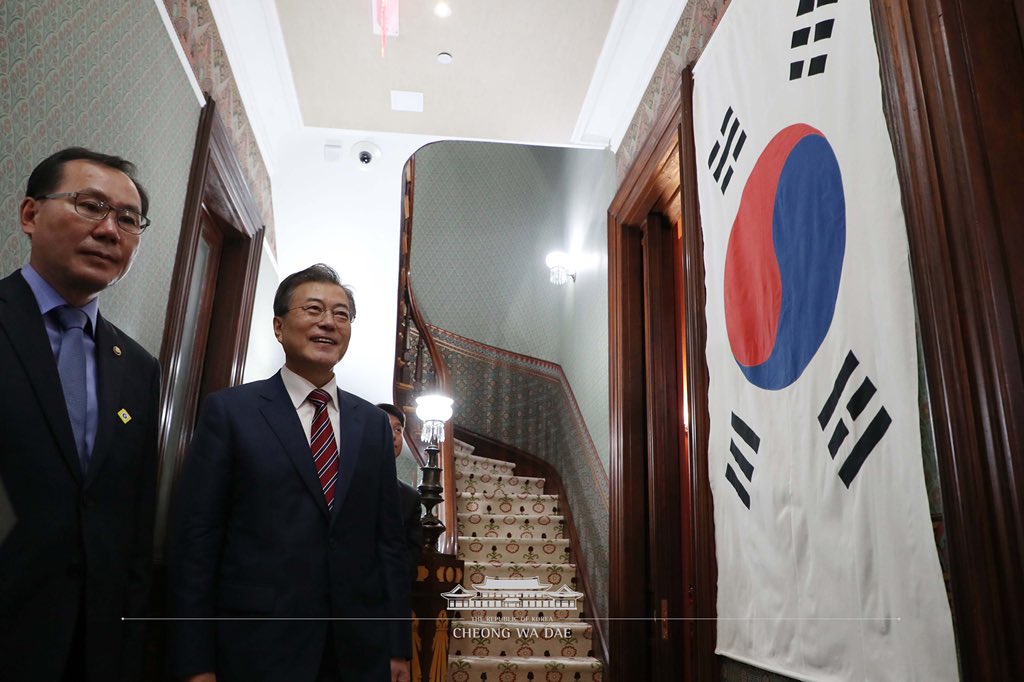 1882년 5월 22일 조선과 미국 사이에 조미수호통상조약이 체결됐습니다. 우리가 자주적으로 체결한 최초의 근대조약입니다. 기울어가는 국운을 외교를 통해 지켜보려던 노력이었습니다. 
136년이 흐른 바로 그 날 한미정상회담이 북미정상회담의 성공을 위해 열린 것은 참으로 뜻깊은 일입니다.